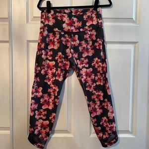Woman’s old navy floral crop leggings